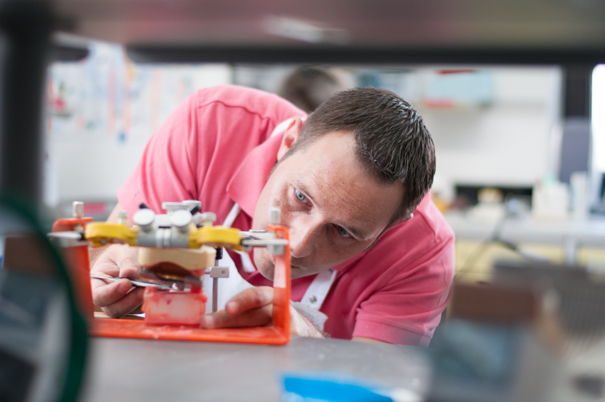 Zahnersatz Düren — Zahntechniker bei der Präzisionsarbeit im Dentallabor PS Dentaltechnik